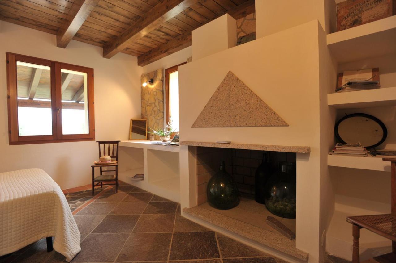 Gonnosfanàdiga Lierus B&B מראה חיצוני תמונה